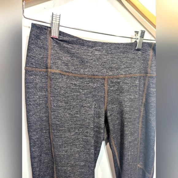 Athleta Mind Over Mat Heather Gray Capri Legging Size Small - Picture 6 of 8